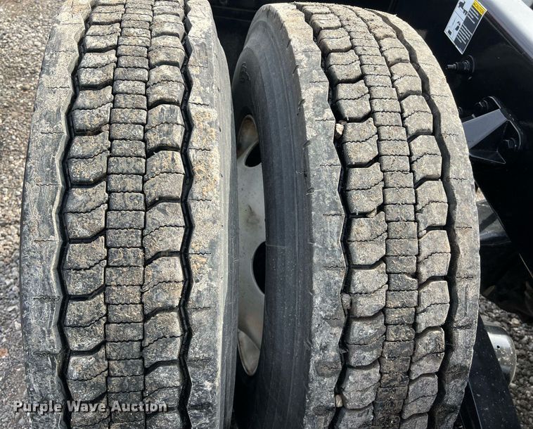 image for item DQ2364 2019 Peterbilt 579 semi truck