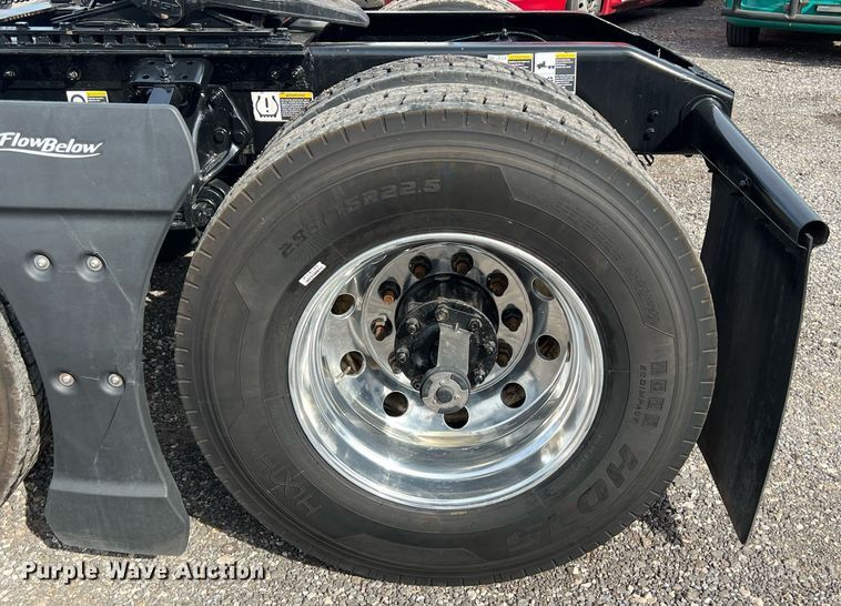 image for item DQ2364 2019 Peterbilt 579 semi truck