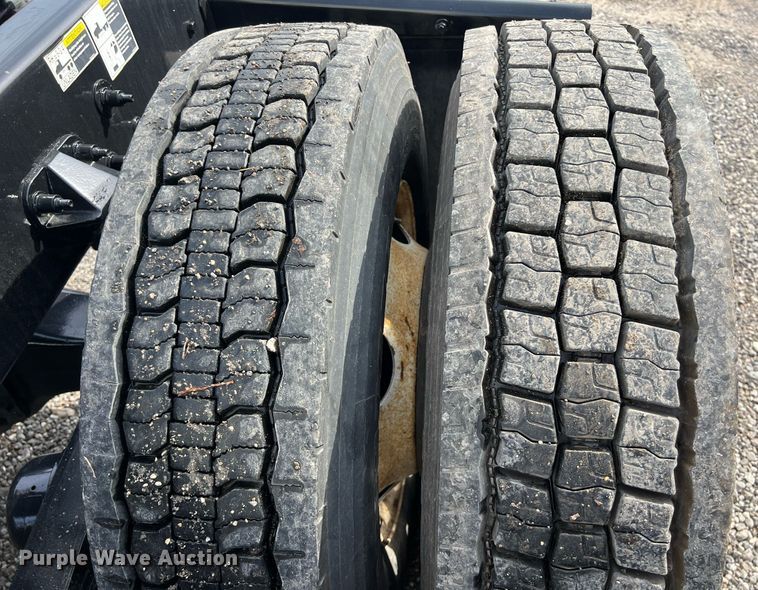 image for item DQ2364 2019 Peterbilt 579 semi truck