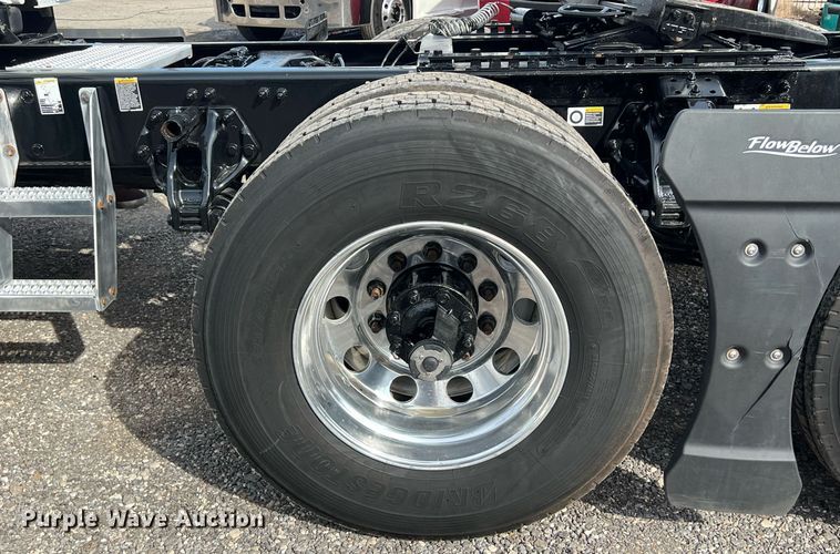 image for item DQ2364 2019 Peterbilt 579 semi truck