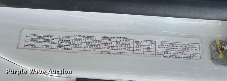image for item DQ2364 2019 Peterbilt 579 semi truck