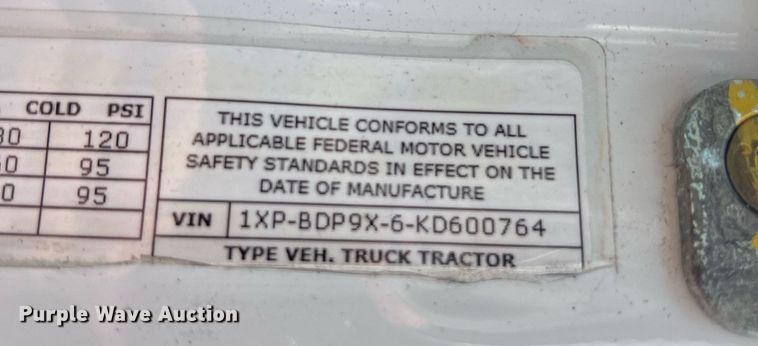 image for item DQ2364 2019 Peterbilt 579 semi truck