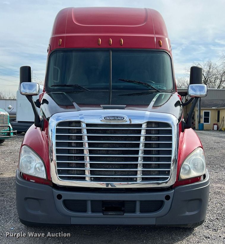 image for item DQ2365 2017 Freightliner  Cascadia 125 semi truck