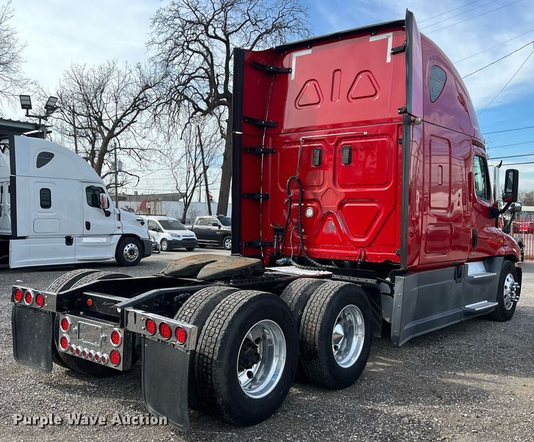 image for item DQ2365 2017 Freightliner  Cascadia 125 semi truck