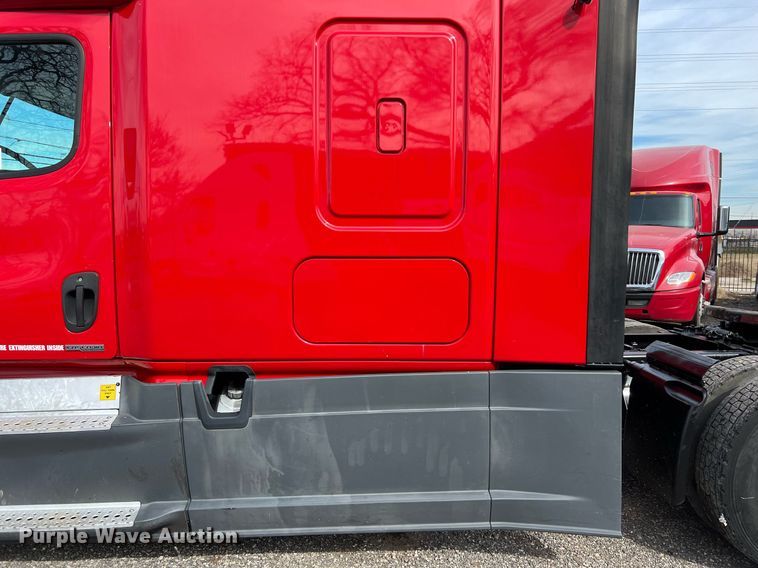 image for item DQ2365 2017 Freightliner  Cascadia 125 semi truck