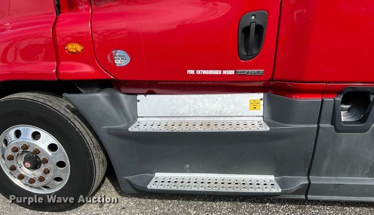 image for item DQ2365 2017 Freightliner  Cascadia 125 semi truck