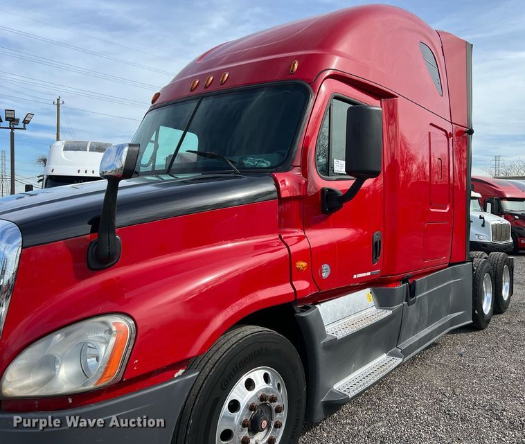 image for item DQ2365 2017 Freightliner  Cascadia 125 semi truck