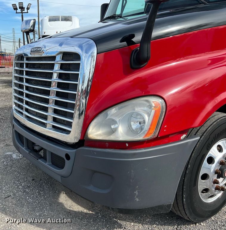 image for item DQ2365 2017 Freightliner  Cascadia 125 semi truck