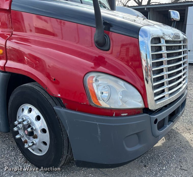 image for item DQ2365 2017 Freightliner  Cascadia 125 semi truck