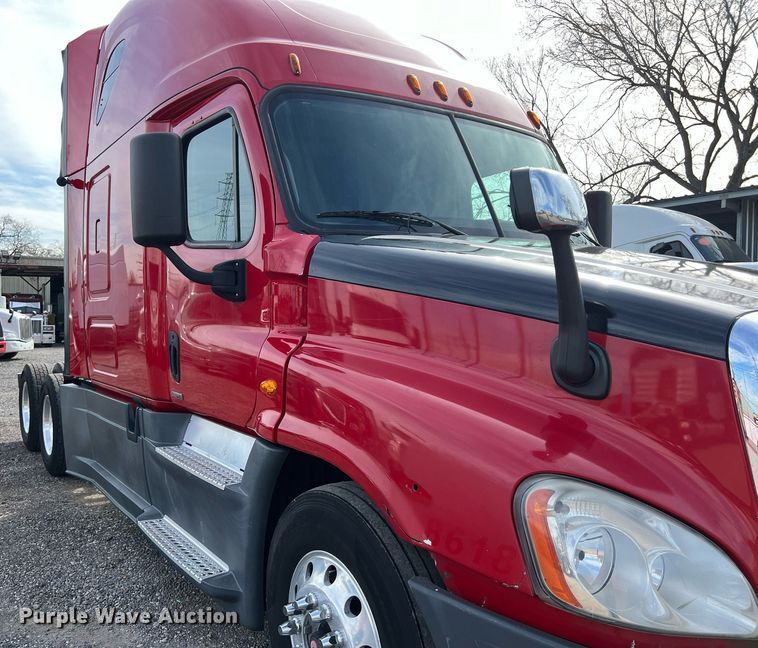 image for item DQ2365 2017 Freightliner  Cascadia 125 semi truck