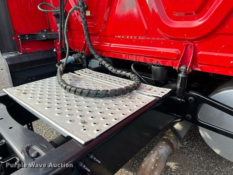 image for item DQ2365 2017 Freightliner  Cascadia 125 semi truck