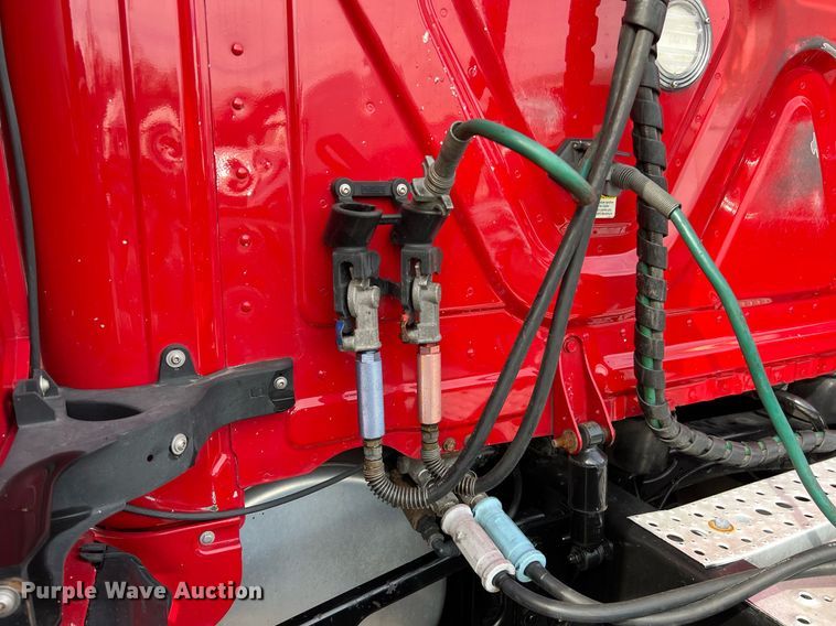 image for item DQ2365 2017 Freightliner  Cascadia 125 semi truck