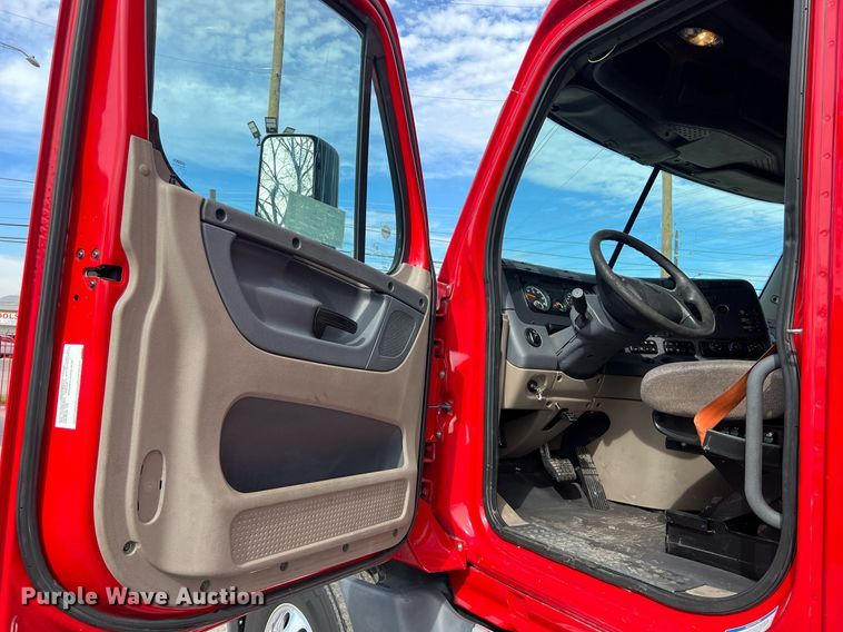 image for item DQ2365 2017 Freightliner  Cascadia 125 semi truck