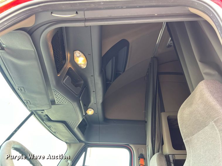 image for item DQ2365 2017 Freightliner  Cascadia 125 semi truck