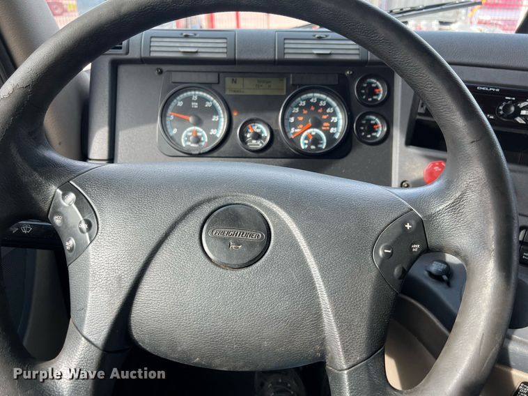 image for item DQ2365 2017 Freightliner  Cascadia 125 semi truck