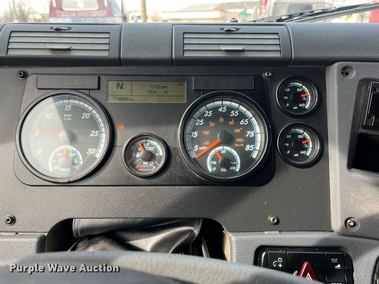 image for item DQ2365 2017 Freightliner  Cascadia 125 semi truck