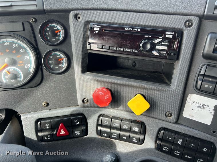 image for item DQ2365 2017 Freightliner  Cascadia 125 semi truck