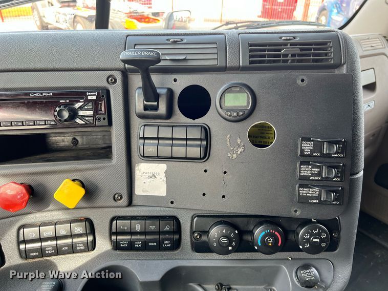 image for item DQ2365 2017 Freightliner  Cascadia 125 semi truck