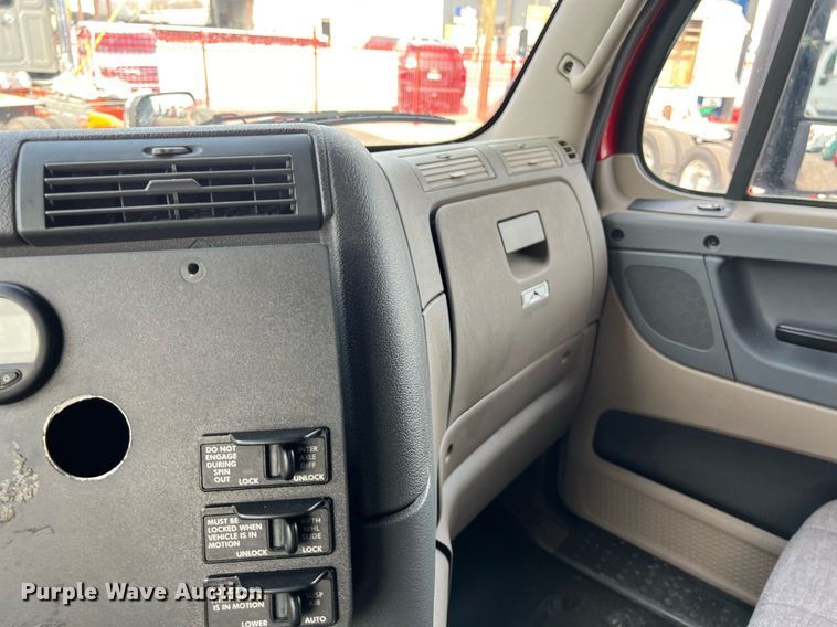 image for item DQ2365 2017 Freightliner  Cascadia 125 semi truck