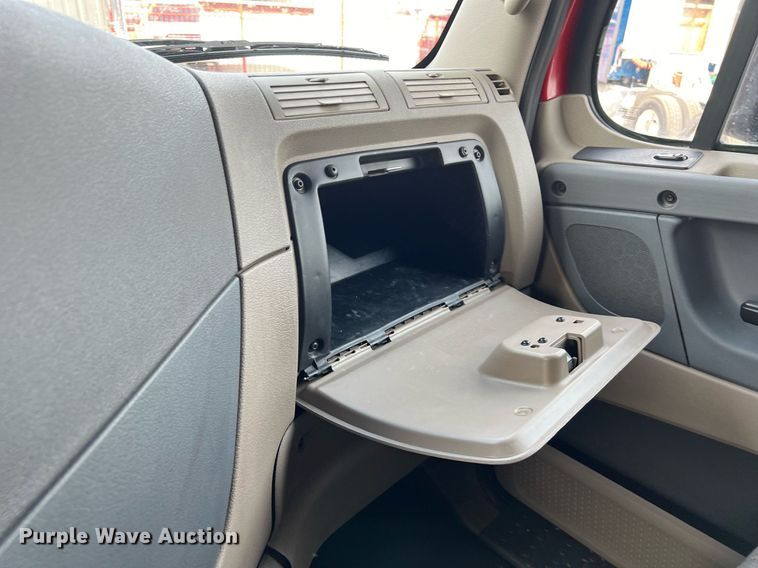 image for item DQ2365 2017 Freightliner  Cascadia 125 semi truck