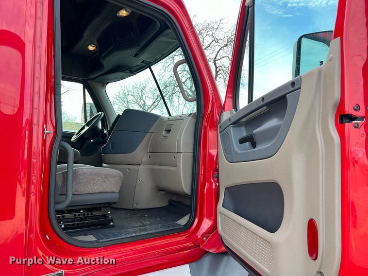 image for item DQ2365 2017 Freightliner  Cascadia 125 semi truck