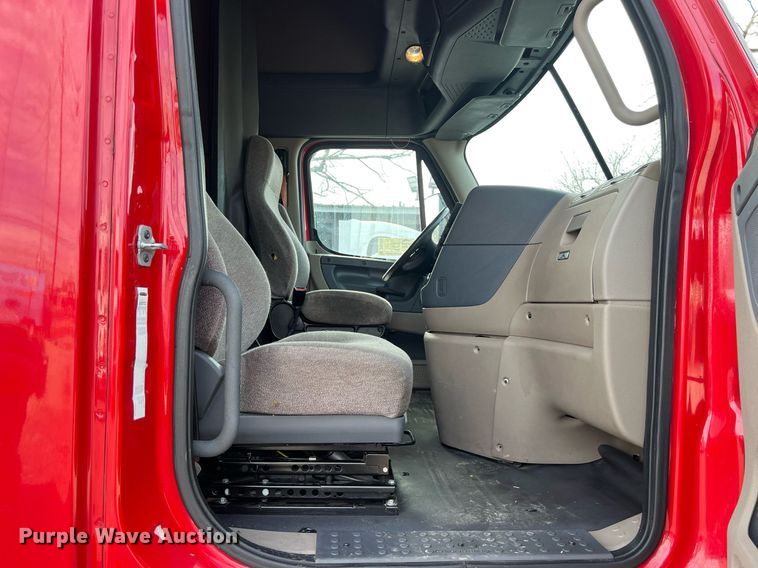 image for item DQ2365 2017 Freightliner  Cascadia 125 semi truck