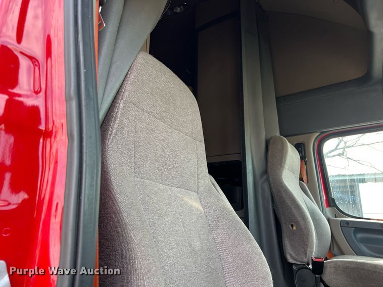 image for item DQ2365 2017 Freightliner  Cascadia 125 semi truck