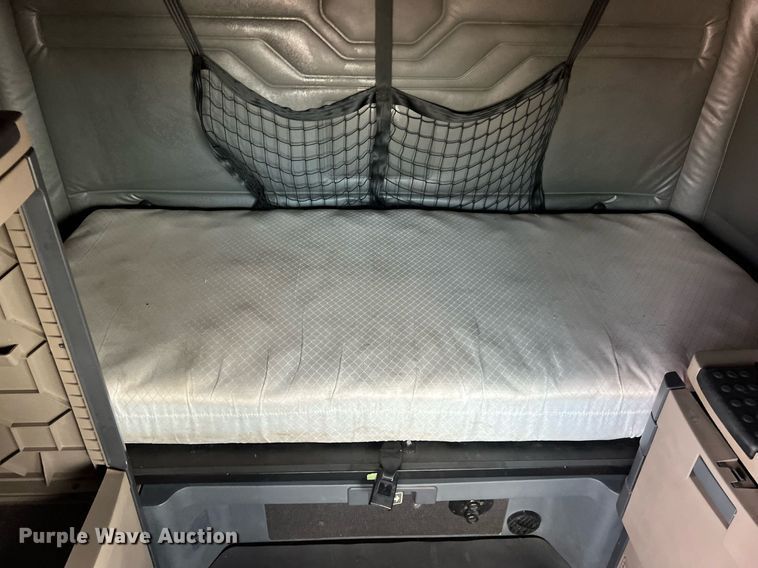 image for item DQ2365 2017 Freightliner  Cascadia 125 semi truck