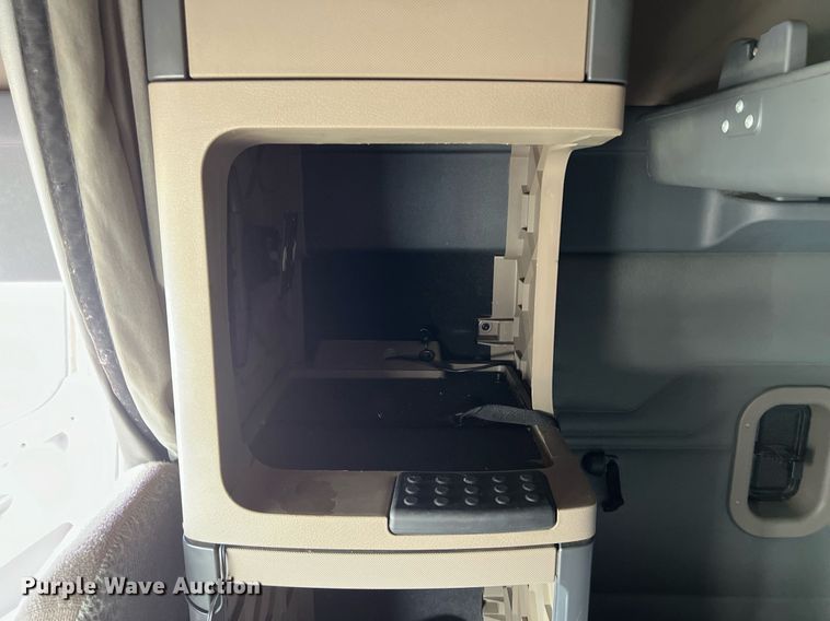 image for item DQ2365 2017 Freightliner  Cascadia 125 semi truck