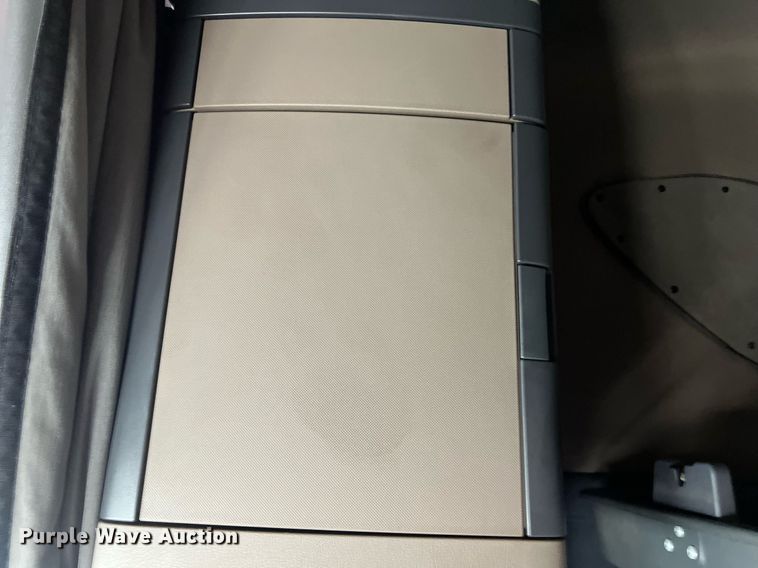 image for item DQ2365 2017 Freightliner  Cascadia 125 semi truck