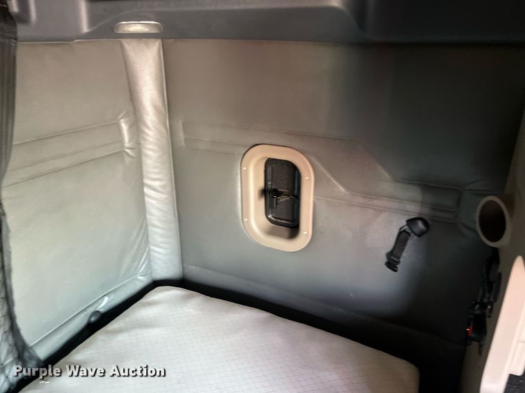 image for item DQ2365 2017 Freightliner  Cascadia 125 semi truck