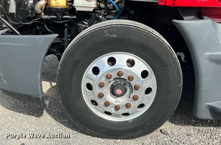 image for item DQ2365 2017 Freightliner  Cascadia 125 semi truck