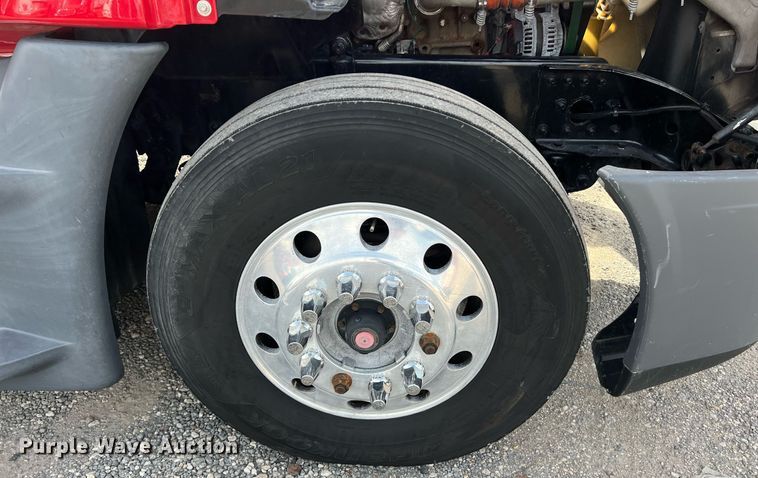 image for item DQ2365 2017 Freightliner  Cascadia 125 semi truck