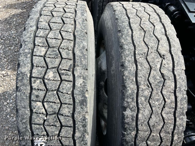 image for item DQ2365 2017 Freightliner  Cascadia 125 semi truck