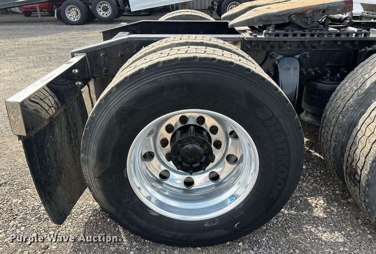 image for item DQ2365 2017 Freightliner  Cascadia 125 semi truck