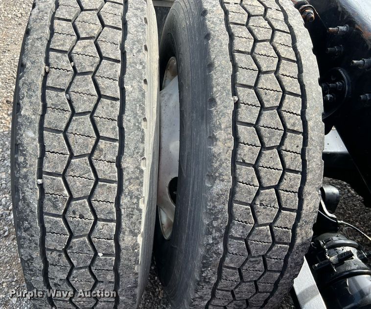 image for item DQ2365 2017 Freightliner  Cascadia 125 semi truck