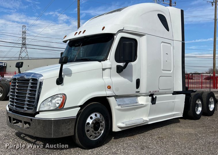 image for item DQ2366 2018 Freightliner Cascadia 125 semi truck
