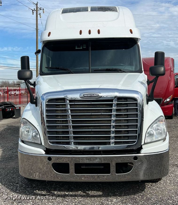 image for item DQ2366 2018 Freightliner Cascadia 125 semi truck