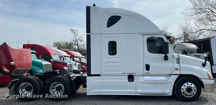 image for item DQ2366 2018 Freightliner Cascadia 125 semi truck