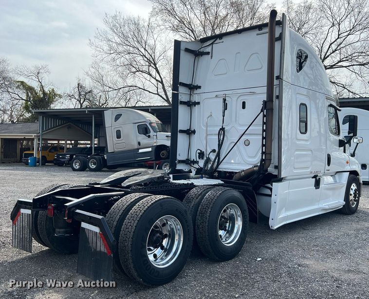 image for item DQ2366 2018 Freightliner Cascadia 125 semi truck
