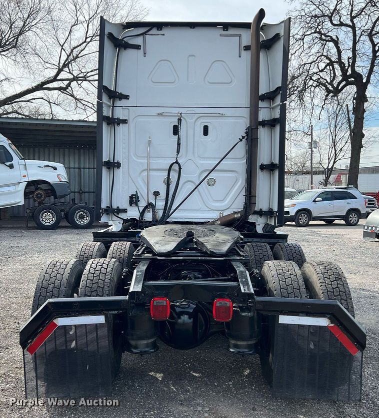 image for item DQ2366 2018 Freightliner Cascadia 125 semi truck