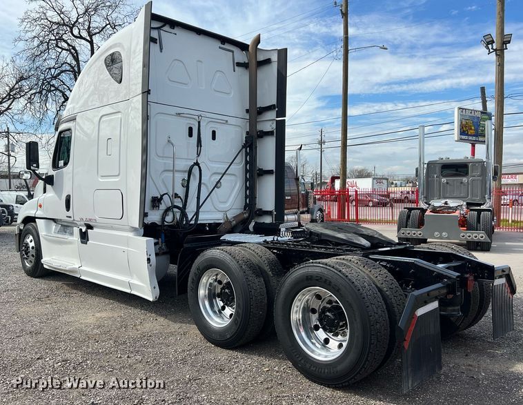 image for item DQ2366 2018 Freightliner Cascadia 125 semi truck