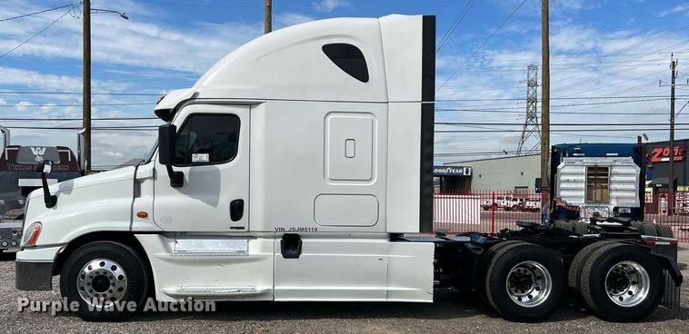 image for item DQ2366 2018 Freightliner Cascadia 125 semi truck
