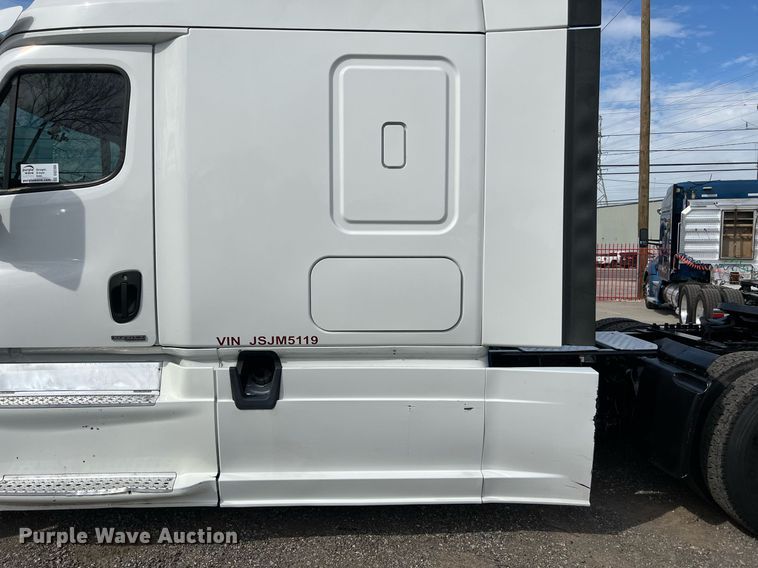 image for item DQ2366 2018 Freightliner Cascadia 125 semi truck