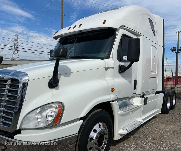 image for item DQ2366 2018 Freightliner Cascadia 125 semi truck