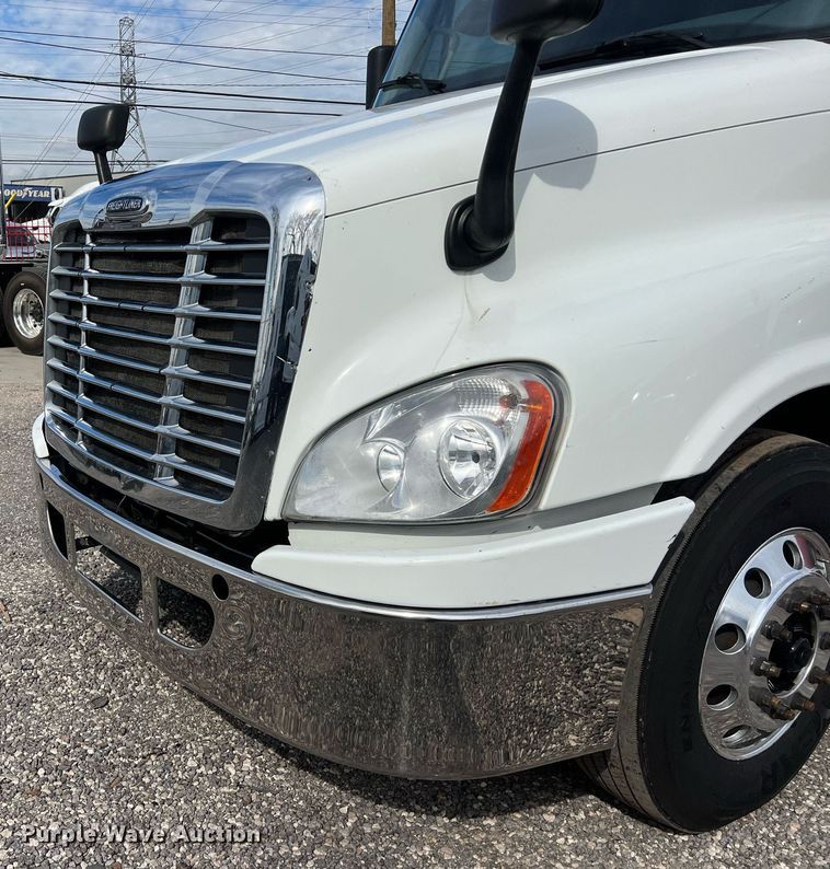 image for item DQ2366 2018 Freightliner Cascadia 125 semi truck