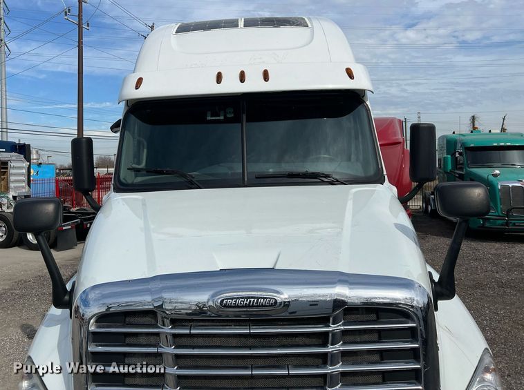 image for item DQ2366 2018 Freightliner Cascadia 125 semi truck