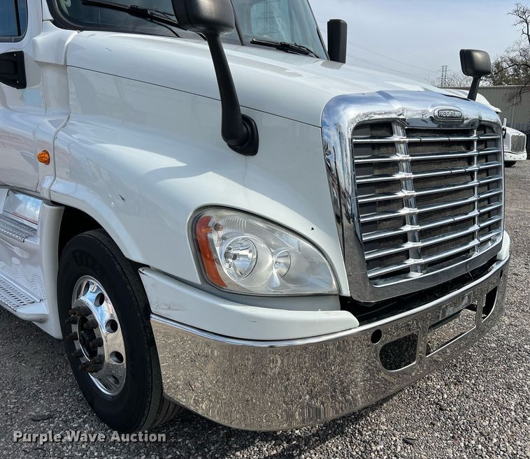 image for item DQ2366 2018 Freightliner Cascadia 125 semi truck