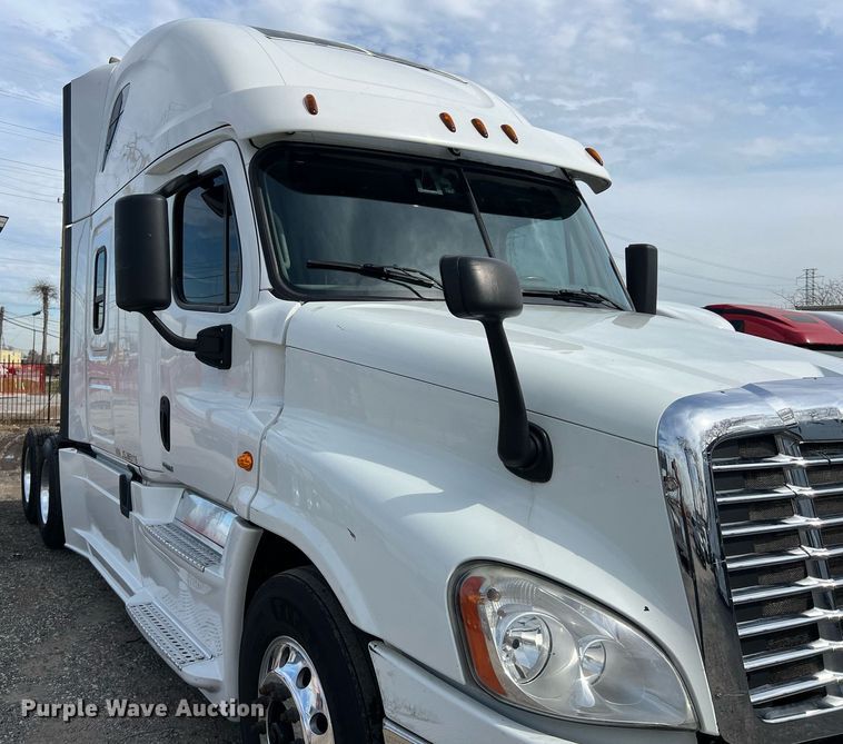 image for item DQ2366 2018 Freightliner Cascadia 125 semi truck