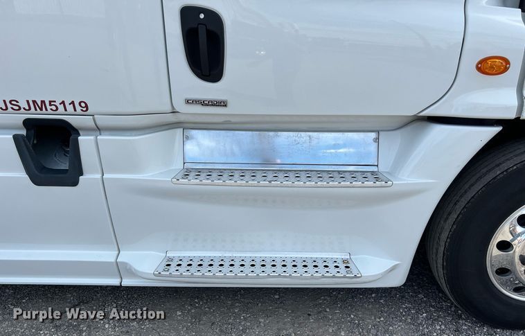 image for item DQ2366 2018 Freightliner Cascadia 125 semi truck